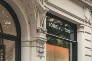 Loja Louis Vuitton em prédio clássico, símbolo de tradição e exclusividade entre marcas de roupas famosas.