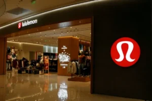 Loja da Lululemon em shopping center, destacando uma marca global de roupas esportivas e athleisure conhecida por inovação e qualidade.