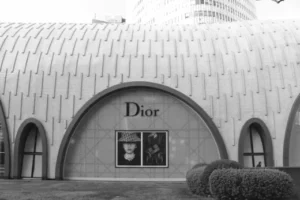 Fachada da loja Dior com vitrine elegante, símbolo da alta-costura e da moda de luxo.