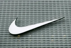 Logotipo da Nike em fachada moderna, referência global entre marcas de roupas esportivas e lifestyle.
