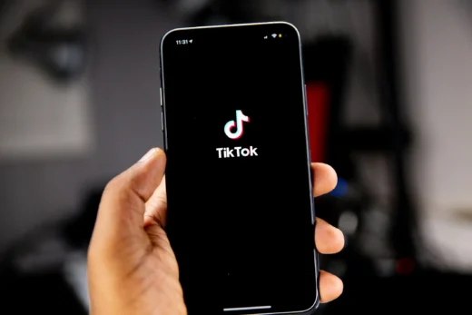 Conta banida no TikTok em celular: usuário com o aplicativo aberto na tela