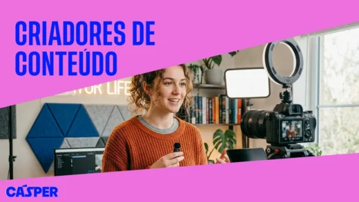 Mulher diante de câmera e luzes de estúdio, com fundo rosa, texto “Criadores de Conteúdo” e logotipo da Cásper.